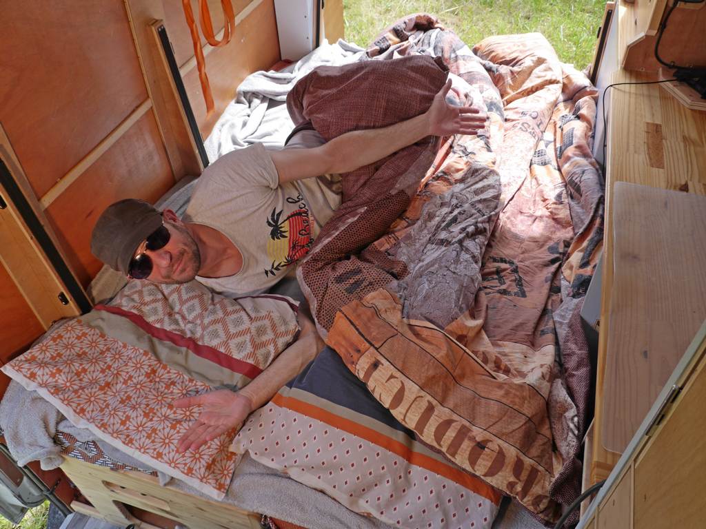 moi dans le lit déplié